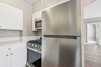 Stainless steel appliances w/ gas range*